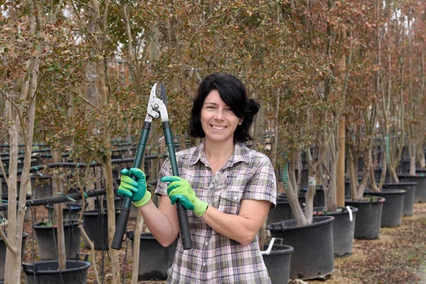 Mulher que trabalha em um centro de jardinagem — Fotografia de Stock