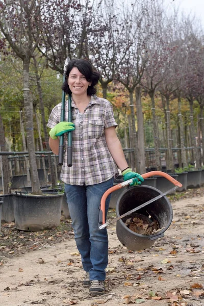 Mujer que trabaja en el centro del jardín , — Foto de Stock