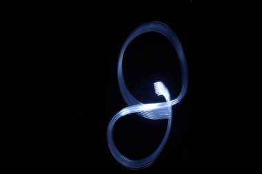 siyah arka plan sayı 8 ışık ile boya