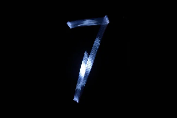 7 numaralı siyah arka plan üzerinde ışık ile boya — Stok fotoğraf