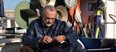 Denizde çalışan balıkçı