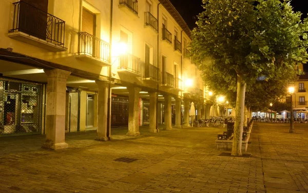 Vita notturna nella piazza principale di Palencia, Castilla y Leon, Spagna — Foto Stock