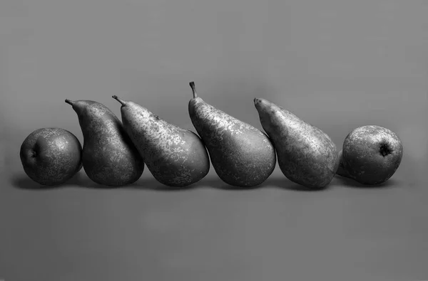 Pear in a Row, black and whit — Fotografie, imagine de stoc