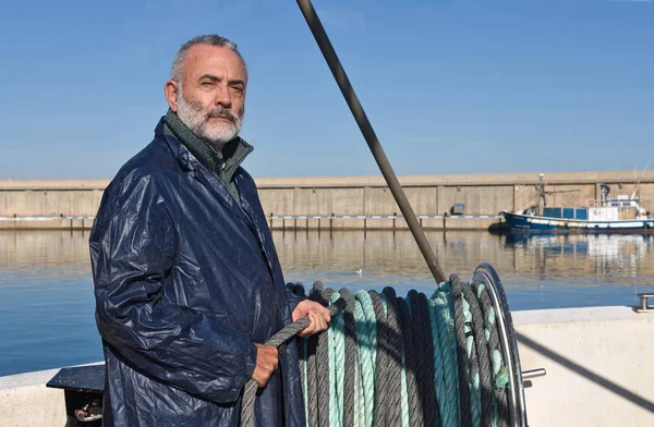 Pescador que trabalha no mar — Fotografia de Stock