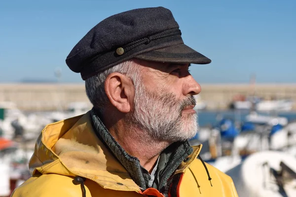 Retrato de um pescador no porto — Fotografia de Stock