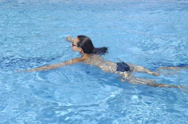 Frau schwimmt im Pool — Stockfoto