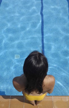 kadın havuza atlamak için hazır,