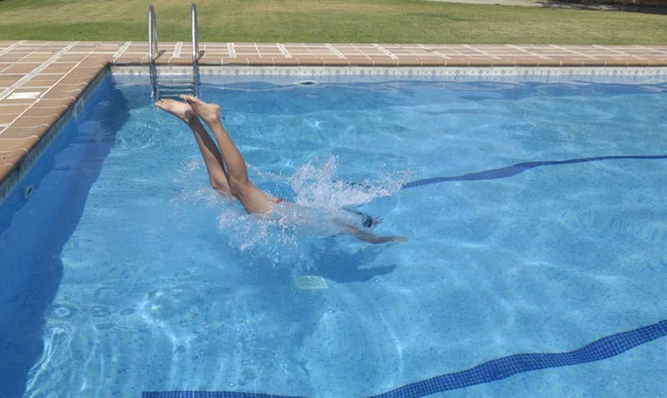 Vrouw springen in het zwembad — Stockfoto