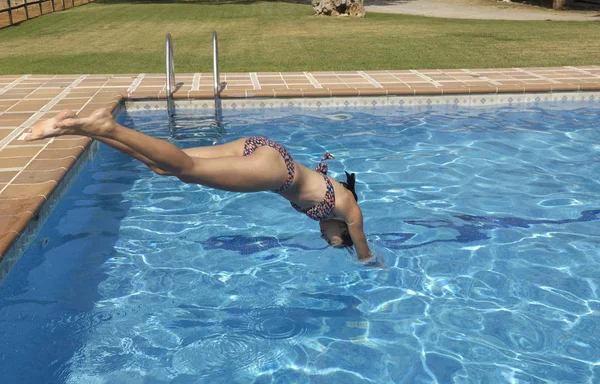 Frau springt in den Pool — Stockfoto