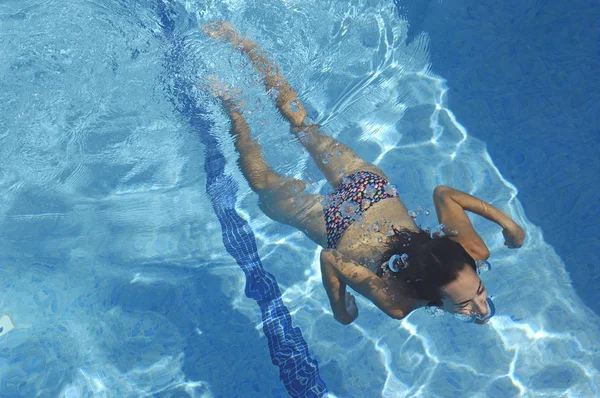 Mujer nadando bajo el agua, un día de verano — Foto de Stock