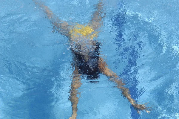 Mujer nadando bajo el agua, un día de verano — Foto de Stock