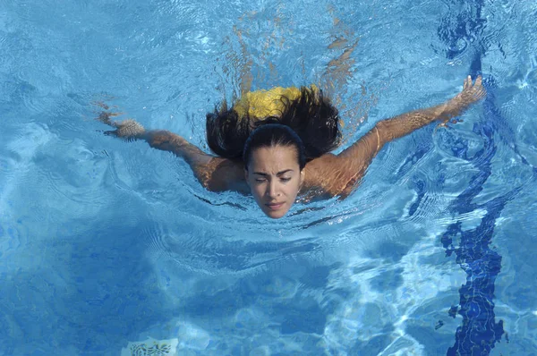 Žena, plavání, letní den — Stock fotografie