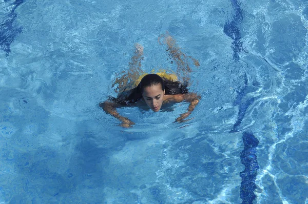 Mujer nadando, un día de verano — Foto de Stock