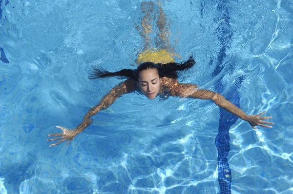 Жінка плаває, літній день — стокове фото