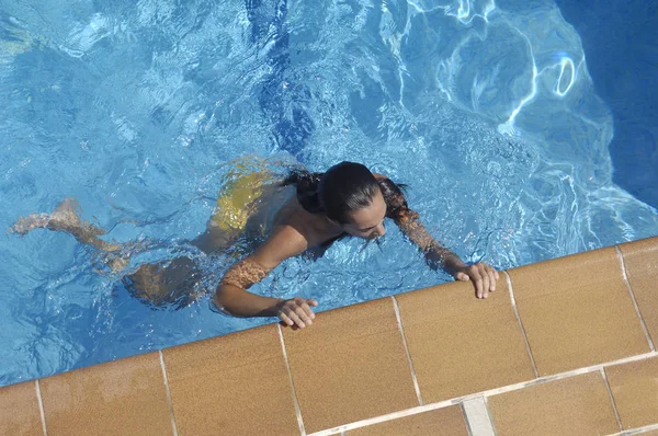 Mujer saliendo de la piscina , — Foto de Stock