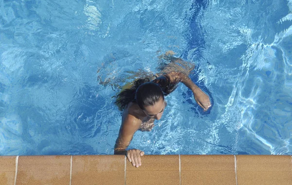 Woman leaving the pool, — Stock Photo, Image