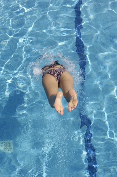 Mulher pulando na piscina um dia de verão — Fotografia de Stock