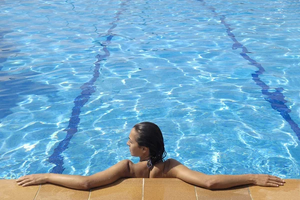 Kobieta przez jasne basen — Zdjęcie stockowe