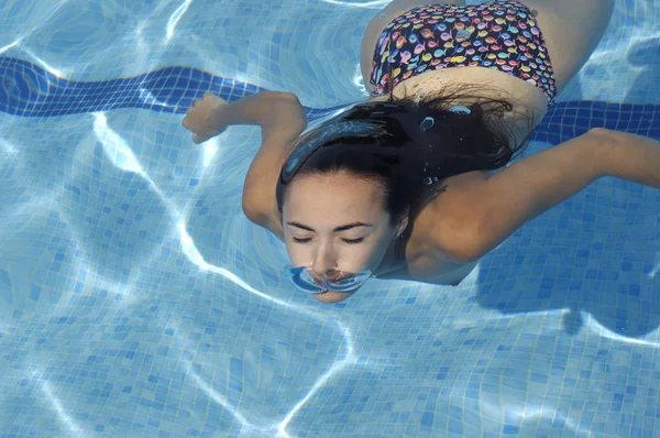 Женщина плавает под водой, летний день — стоковое фото
