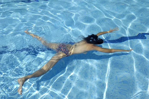 Woman swimming underwate,a summer day — Stock Photo, Image