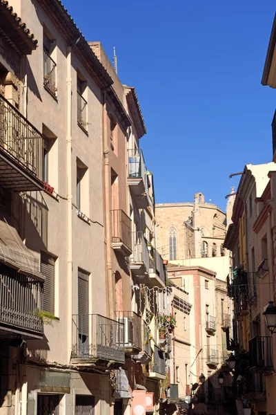 Calle e Iglesia de Santa Maria en Montblanc, Tarragona provinc — Foto de Stock