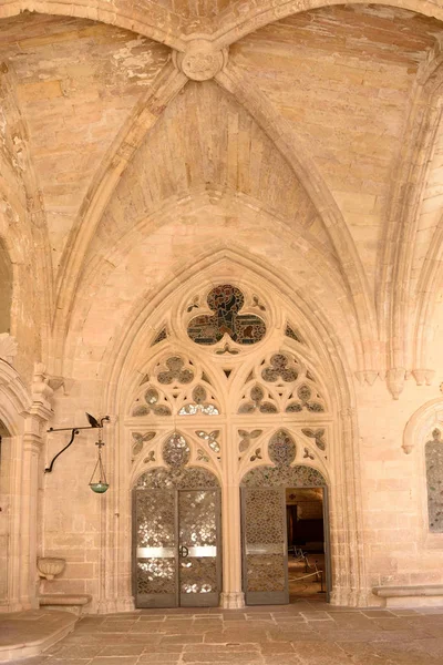 バイボナ デ ラス モンジャス修道院、レリダ プロブの修道院の回廊 — ストック写真