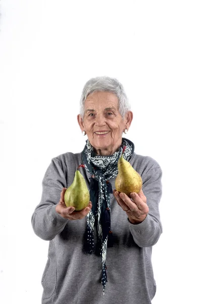 Senior vrouw peren eten op wit — Stockfoto