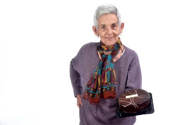 Ανώτερος γυναίκα παίζει κέικ; σε λευκό — Φωτογραφία Αρχείου