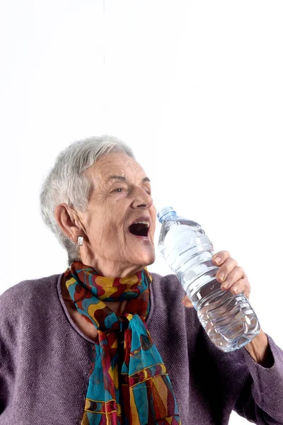 Starší žena pitné wate — Stock fotografie