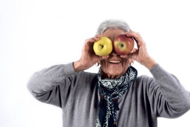 Beyaz elma oynayan kadın kıdemli