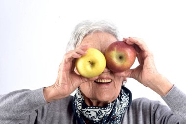 Beyaz elma oynayan kadın kıdemli