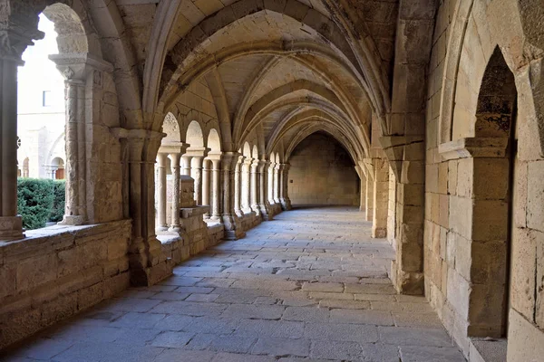 バイボナ デ ラス モンジャス修道院、レリダ プロブの修道院の回廊 — ストック写真