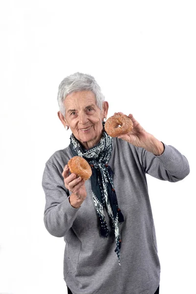 Üst düzey kadın beyaz donut yemek — Stok fotoğraf