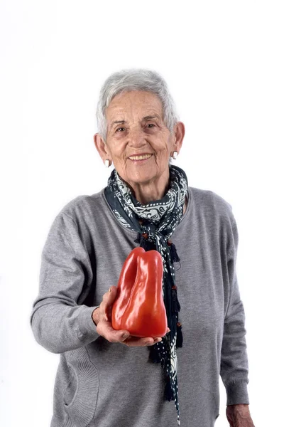 Beyaz biber yemek kadın kıdemli — Stok fotoğraf