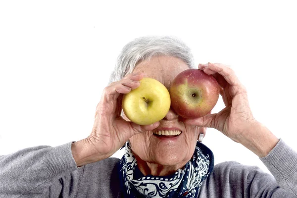 Beyaz elma oynayan kadın kıdemli — Stok fotoğraf