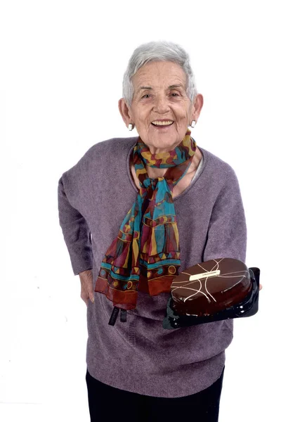 Senior kobieta gra ciasto; na białym — Zdjęcie stockowe