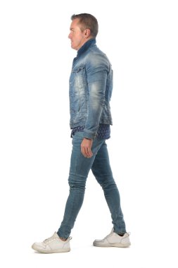 denim içinde giyinmiş bir adam portresi