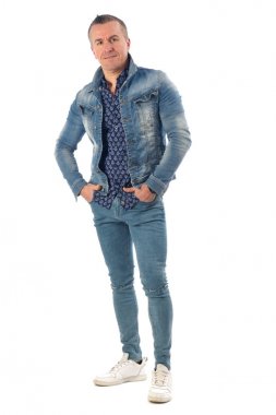 denim içinde giyinmiş bir adam portresi