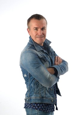 denim içinde giyinmiş bir adam portresi