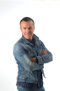 denim içinde giyinmiş bir adam portresi