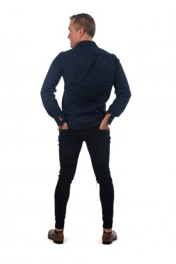 Beyaz arka planda bir adamın portresi