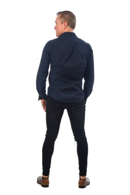 Beyaz arka planda bir adamın portresi