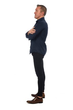 Beyaz arka planda bir adamın portresi