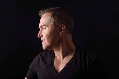 Siyah arka planda bir adamın portresi