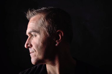 Orta yaşlı bir adamın portresi