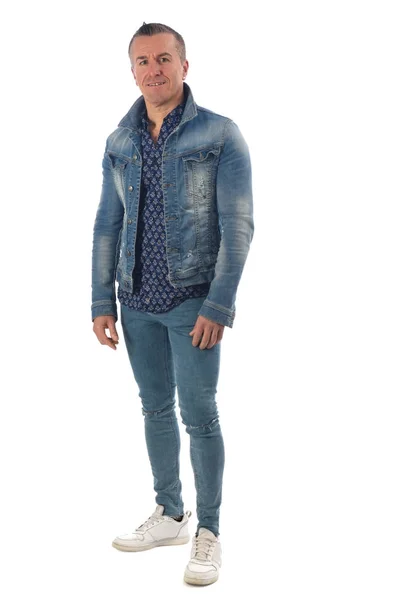 Портрет чоловіка, одягненого в джинси — стокове фото