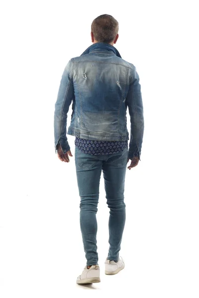 Beyaz arka plan üzerinde izole mavi jeans ile giyinmiş adam