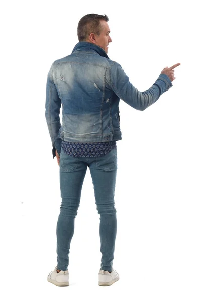 Muž na sobě modré džíny izolovaných na bílém pozadí — Stock fotografie