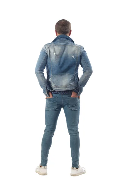 Homem vestido com jeans azul isolado no fundo branco — Fotografia de Stock