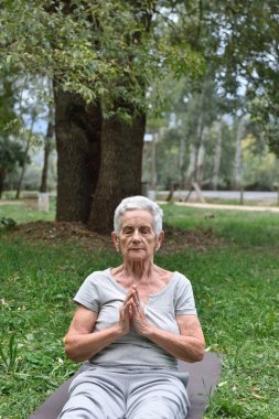 yaşlı kadın pratik yoga açık havada